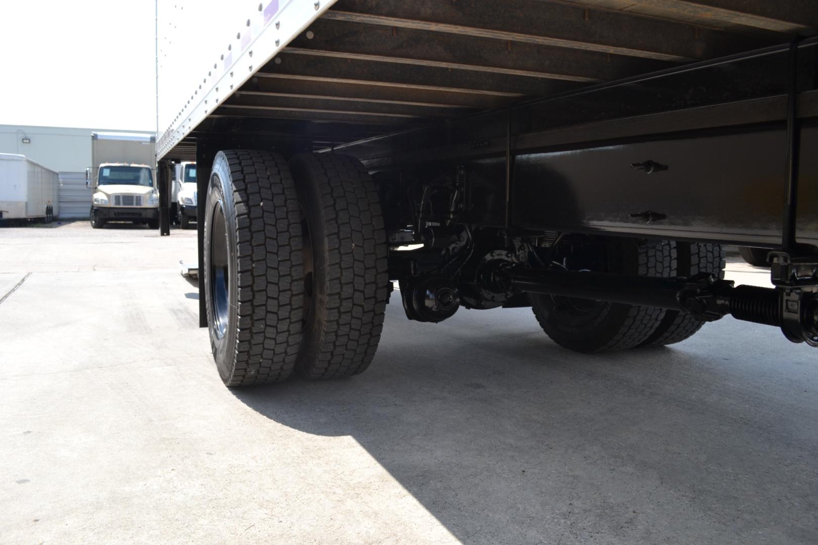 2018 WHITE /BLACK INTERNATIONAL 4300 with an CUMMINS ISB 6.7L 240HP engine, ALLISON 2100HS AUTOMATIC transmission, located at 9172 North Fwy, Houston, TX, 77037, (713) 910-6868, 29.887470, -95.411903 - 25,999LB GVWR NON CDL, MORGAN 26FT BOX, 13'6FT CLEARANCE, HEIGHT 103" X WIDTH 102", PALFINGER 3,000LB ALUMINUM LIFT GATE, DUAL 70 GALLON FUEL TANKS, EXHAUST BRAKE, POWER WINDOWS, LOCKS, & MIRRORS - Photo#9